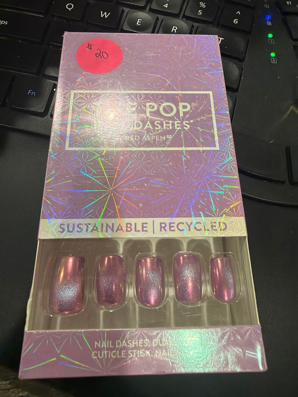 Red Aspen Press on nails - mic me up, mik